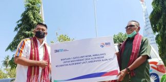 BRI Cabang Kalabahi Salurkan Bantuan CSR Mobil Ambulance di Desa Alor Besar Asisten Manajer Bisnis Mikro BRI Cabang Kalabahi Benyamin Kaho (kiri), menyerahkan bantuan 1 unit Mobil Ambulance kepada Wakil Bupati Alor Imran Duru untuk selanjutnya diserahkan kepada Kepala Desa Alor Besar, Sirahudin Ali, Sabtu (25/9/2021) di halaman kantor Desa Alor Besar di Sebanjar.