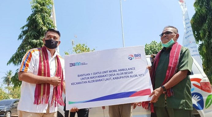 BRI Cabang Kalabahi Salurkan Bantuan CSR Mobil Ambulance di Desa Alor Besar Asisten Manajer Bisnis Mikro BRI Cabang Kalabahi Benyamin Kaho (kiri), menyerahkan bantuan 1 unit Mobil Ambulance kepada Wakil Bupati Alor Imran Duru untuk selanjutnya diserahkan kepada Kepala Desa Alor Besar, Sirahudin Ali, Sabtu (25/9/2021) di halaman kantor Desa Alor Besar di Sebanjar.
