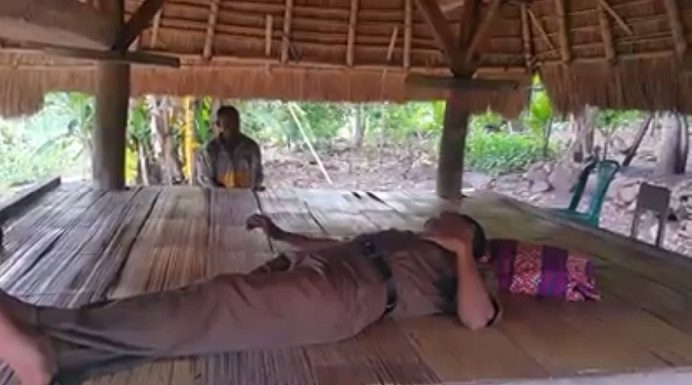 Bupati Alor Amon Djobo Sakit, Kini Dirawat di RSUD Prof Johannes Kupang Bupati Alor Drs Amon Djobo berbaring sejenak di bale-bale gudang adat masyarakat Desa Manatang, usai berjalan kaki memantau kebun warga dan kondisi jalan di desa itu belum lama ini. (Sumber: FB Aming Alor).