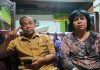 Dicopot dari Jabatan Kadis Kominfo Alor Tanpa Sebab, Muaz Kamis: Biarkanlah Saya jadi Tumbal untuk Daerah ini Muaz Abdulrachman Kamis (kiri) di dampingi istrinya Naboys Talo ketika jumpa pers soal pencopotannya dari jabatan Kadis Infokum, Senin (13/9/2021) di kediamannya kompleks Sawah Lama, Kalabahi.