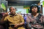 Dicopot dari Jabatan Kadis Kominfo Alor Tanpa Sebab, Muaz Kamis: Biarkanlah Saya jadi Tumbal untuk Daerah ini Muaz Abdulrachman Kamis (kiri) di dampingi istrinya Naboys Talo ketika jumpa pers soal pencopotannya dari jabatan Kadis Infokum, Senin (13/9/2021) di kediamannya kompleks Sawah Lama, Kalabahi.