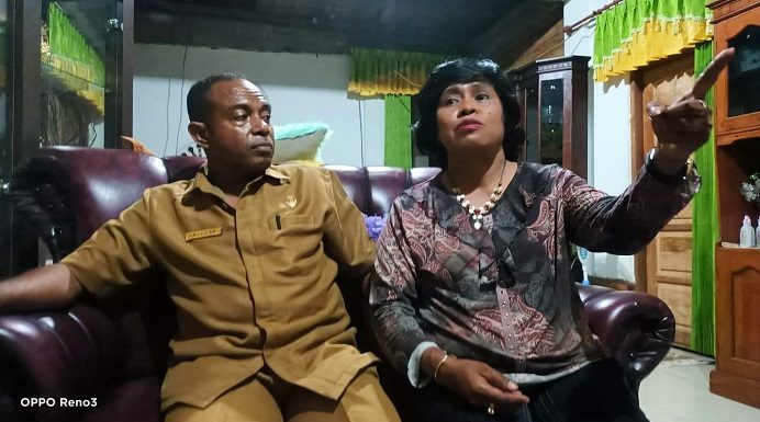 Anggota DPRD Naboys Talo Beberkan Ricuh dengan Bupati Alor Ketika Bahas Hibah Tanah ke PT Pertamina Anggota DPRD Alor F-Demokrat, Naboys Talo (kanan) di dampingi suaminya Muaz Abdulrachman Kamis, ketika jumpa pers di rumahnya, Senin (13/9) di kompleks Swah Lama, Kalabahi.