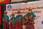Badan Bahasa Merevitalisasi Bahasa Retta di Pulau Ternate Alor Peserta kegiatan Revitalisasi Bahasa Retta yang digagas Badan Bahasa Provinsi NTT, sedang pementasan nyanyian, pembacaan puisi, monolog, drama, dan lego-lego dalam bahasa Retta.