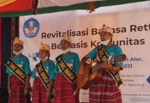 Badan Bahasa Merevitalisasi Bahasa Retta di Pulau Ternate Alor Peserta kegiatan Revitalisasi Bahasa Retta yang digagas Badan Bahasa Provinsi NTT, sedang pementasan nyanyian, pembacaan puisi, monolog, drama, dan lego-lego dalam bahasa Retta.