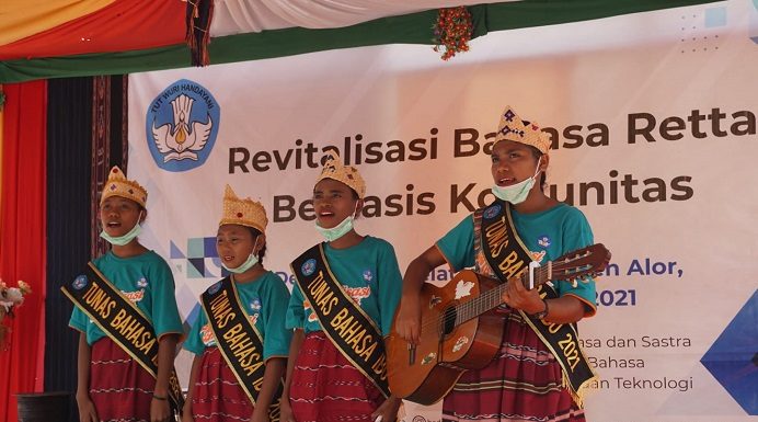 Badan Bahasa Merevitalisasi Bahasa Retta di Pulau Ternate Alor Peserta kegiatan Revitalisasi Bahasa Retta yang digagas Badan Bahasa Provinsi NTT, sedang pementasan nyanyian, pembacaan puisi, monolog, drama, dan lego-lego dalam bahasa Retta.