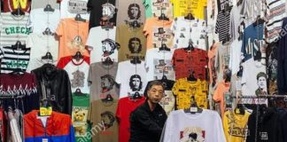 GUEVARA Gambar wajah Che Goevara di kaos yang dijual di mana-mana.