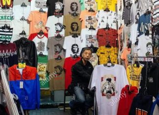 GUEVARA Gambar wajah Che Goevara di kaos yang dijual di mana-mana.