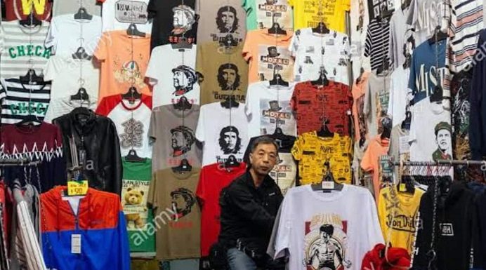 GUEVARA Gambar wajah Che Goevara di kaos yang dijual di mana-mana.