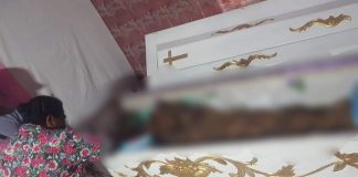 Jenazah Musa Malde, Siswa SMP yang Diduga Dianiaya Gurunya, Dimakamkan Jenazah Musa Malde tiba di rumah duka, Desa Padang Panjang, Kecamatan Alor Timur pada Rabu (27/10), untuk dimakamkan.