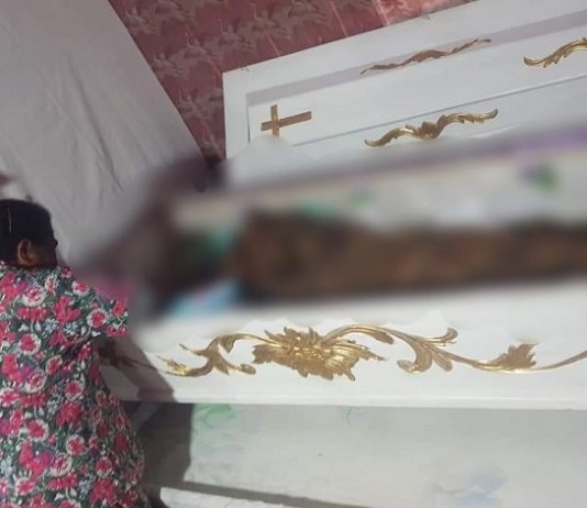 Jenazah Musa Malde, Siswa SMP yang Diduga Dianiaya Gurunya, Dimakamkan Jenazah Musa Malde tiba di rumah duka, Desa Padang Panjang, Kecamatan Alor Timur pada Rabu (27/10), untuk dimakamkan.
