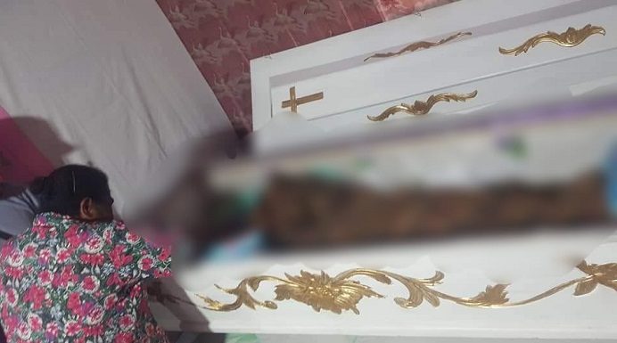 Jenazah Musa Malde, Siswa SMP yang Diduga Dianiaya Gurunya, Dimakamkan Jenazah Musa Malde tiba di rumah duka, Desa Padang Panjang, Kecamatan Alor Timur pada Rabu (27/10), untuk dimakamkan.