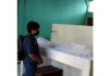 Video: Guru di NTT Diduga Aniaya Siswanya Hingga Tewas Foto: Pekerja Sosial Dinsos Alor Mara Yirmiyati saat melihat Jenazah Siswa MM ketika berada di kamar Jenazah RSUD Kalabahi, Selasa (26/10).