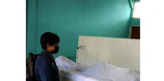Video: Guru di NTT Diduga Aniaya Siswanya Hingga Tewas Foto: Pekerja Sosial Dinsos Alor Mara Yirmiyati saat melihat Jenazah Siswa MM ketika berada di kamar Jenazah RSUD Kalabahi, Selasa (26/10).