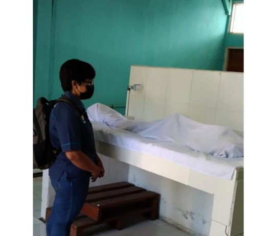 Video: Guru di NTT Diduga Aniaya Siswanya Hingga Tewas Foto: Pekerja Sosial Dinsos Alor Mara Yirmiyati saat melihat Jenazah Siswa MM ketika berada di kamar Jenazah RSUD Kalabahi, Selasa (26/10).