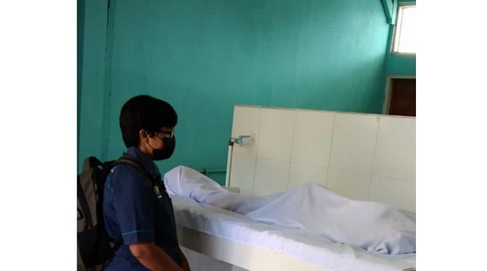 Video: Guru di NTT Diduga Aniaya Siswanya Hingga Tewas Foto: Pekerja Sosial Dinsos Alor Mara Yirmiyati saat melihat Jenazah Siswa MM ketika berada di kamar Jenazah RSUD Kalabahi, Selasa (26/10).