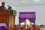 UNTRIB Gelar Syukuran Dies Natalis dan Wisuda Sarjana Periode November 2021 Rektor UNTRIB Alvons Gorang, S.Sos.,MM, sambutan di acara syukuran 284 wisudawan, Senin (29/11/2021) di gedung kebaktian Gereja Pola Tribuana, Kalabahi.