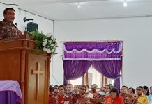 UNTRIB Gelar Syukuran Dies Natalis dan Wisuda Sarjana Periode November 2021 Rektor UNTRIB Alvons Gorang, S.Sos.,MM, sambutan di acara syukuran 284 wisudawan, Senin (29/11/2021) di gedung kebaktian Gereja Pola Tribuana, Kalabahi.