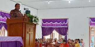 UNTRIB Gelar Syukuran Dies Natalis dan Wisuda Sarjana Periode November 2021 Rektor UNTRIB Alvons Gorang, S.Sos.,MM, sambutan di acara syukuran 284 wisudawan, Senin (29/11/2021) di gedung kebaktian Gereja Pola Tribuana, Kalabahi.