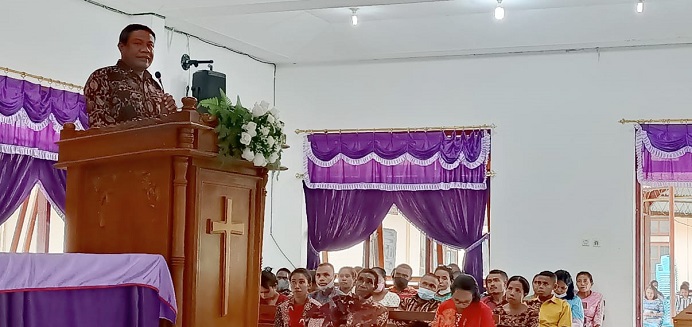 Rektor UNTRIB Alvons Gorang, S.Sos.,MM, sambutan di acara syukuran 284 wisudawan, Senin (29/11/2021) di gedung kebaktian Gereja Pola Tribuana, Kalabahi.
