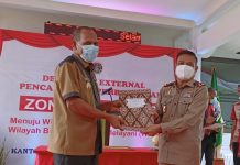 BPN: Kantor Bupati Alor Belum Punya Sertifikat Kepala BPN Alor Jermias Haning (kanan) menyerahkan sertifikat tanah Pasar Kadelang kepada Bupati Alor Amon Djobo dalam acara pencanangan deklarasi zona integritas bebas KKN, Kamis (18/11) di kantor BPN Alor, Daerah Lama, Kalabahi.