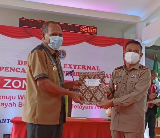 BPN: Kantor Bupati Alor Belum Punya Sertifikat Kepala BPN Alor Jermias Haning (kanan) menyerahkan sertifikat tanah Pasar Kadelang kepada Bupati Alor Amon Djobo dalam acara pencanangan deklarasi zona integritas bebas KKN, Kamis (18/11) di kantor BPN Alor, Daerah Lama, Kalabahi.
