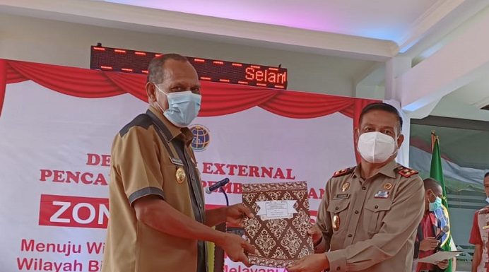 BPN: Kantor Bupati Alor Belum Punya Sertifikat Kepala BPN Alor Jermias Haning (kanan) menyerahkan sertifikat tanah Pasar Kadelang kepada Bupati Alor Amon Djobo dalam acara pencanangan deklarasi zona integritas bebas KKN, Kamis (18/11) di kantor BPN Alor, Daerah Lama, Kalabahi.