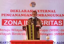 Bupati Alor: Urus Masalah Tanah ini Kita Berurusan dengan Setan Iblis Bupati Alor Drs Amon Djobo sambuatan di acara pencanangan zona integritas menuju wilayah bebas KKN yang dilakukan BPN Alor, Kamis (18/11/2021) di halaman depan kantor BPN Alor, Daerah Lama, Kalabahi.