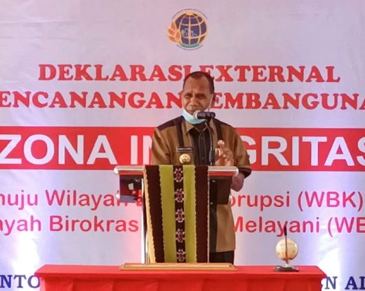 Bupati Alor: Urus Masalah Tanah ini Kita Berurusan dengan Setan Iblis Bupati Alor Drs Amon Djobo sambuatan di acara pencanangan zona integritas menuju wilayah bebas KKN yang dilakukan BPN Alor, Kamis (18/11/2021) di halaman depan kantor BPN Alor, Daerah Lama, Kalabahi.