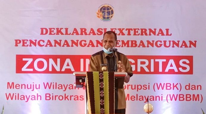 Bupati Alor: Urus Masalah Tanah ini Kita Berurusan dengan Setan Iblis Bupati Alor Drs Amon Djobo sambuatan di acara pencanangan zona integritas menuju wilayah bebas KKN yang dilakukan BPN Alor, Kamis (18/11/2021) di halaman depan kantor BPN Alor, Daerah Lama, Kalabahi.