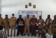 Kadisdik Alor Serahkan Bantuan IT Senilai Rp 28,7 Miliar kepada 108 SD-SMP Kadisdik Alor Alberth N. Ouwpoly, S,Pd.,M.Si (keempat kanan) foto bersama jajaran Disdik dan Kasek usai acara penyerahan simbolis bantuan IT Kemendikbud kepada 108 SD-SMP, Senin (1/11) di Aula SMPN Ilawe.