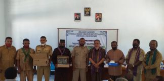 Kadisdik Alor Serahkan Bantuan IT Senilai Rp 28,7 Miliar kepada 108 SD-SMP Kadisdik Alor Alberth N. Ouwpoly, S,Pd.,M.Si (keempat kanan) foto bersama jajaran Disdik dan Kasek usai acara penyerahan simbolis bantuan IT Kemendikbud kepada 108 SD-SMP, Senin (1/11) di Aula SMPN Ilawe.
