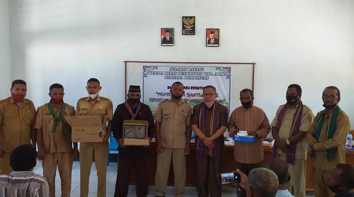 Kadisdik Alor Serahkan Bantuan IT Senilai Rp 28,7 Miliar kepada 108 SD-SMP Kadisdik Alor Alberth N. Ouwpoly, S,Pd.,M.Si (keempat kanan) foto bersama jajaran Disdik dan Kasek usai acara penyerahan simbolis bantuan IT Kemendikbud kepada 108 SD-SMP, Senin (1/11) di Aula SMPN Ilawe.