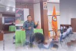 Bawaslu Alor Sosialisasi Pengawasan Pemilu Libatkan Pelajar SMA Koordinator Divisi (Kordiv) Sumber Daya Manusia dan Organisasi (SDM) Bawaslu Alor, Amirudin Bapang, S.Pt, sedang memaparkan materinya dengan topik: Tugas Fungsi dan Peran Bawaslu, pada kegiatan sosialisasi peran dan fungsi Bawaslu, Senin (8/11/2021) di Aula Kopdit Citra Hidup, Kalabahi. (Foto: Humas Bawaslu Alor).
