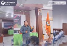 Bawaslu Alor Sosialisasi Pengawasan Pemilu Libatkan Pelajar SMA Koordinator Divisi (Kordiv) Sumber Daya Manusia dan Organisasi (SDM) Bawaslu Alor, Amirudin Bapang, S.Pt, sedang memaparkan materinya dengan topik: Tugas Fungsi dan Peran Bawaslu, pada kegiatan sosialisasi peran dan fungsi Bawaslu, Senin (8/11/2021) di Aula Kopdit Citra Hidup, Kalabahi. (Foto: Humas Bawaslu Alor).