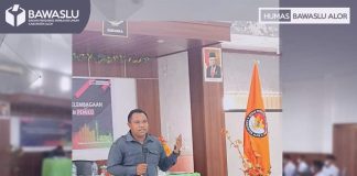Bawaslu Alor Sosialisasi Pengawasan Pemilu Libatkan Pelajar SMA Koordinator Divisi (Kordiv) Sumber Daya Manusia dan Organisasi (SDM) Bawaslu Alor, Amirudin Bapang, S.Pt, sedang memaparkan materinya dengan topik: Tugas Fungsi dan Peran Bawaslu, pada kegiatan sosialisasi peran dan fungsi Bawaslu, Senin (8/11/2021) di Aula Kopdit Citra Hidup, Kalabahi. (Foto: Humas Bawaslu Alor).