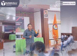 Bawaslu Alor Sosialisasi Pengawasan Pemilu Libatkan Pelajar SMA Koordinator Divisi (Kordiv) Sumber Daya Manusia dan Organisasi (SDM) Bawaslu Alor, Amirudin Bapang, S.Pt, sedang memaparkan materinya dengan topik: Tugas Fungsi dan Peran Bawaslu, pada kegiatan sosialisasi peran dan fungsi Bawaslu, Senin (8/11/2021) di Aula Kopdit Citra Hidup, Kalabahi. (Foto: Humas Bawaslu Alor).