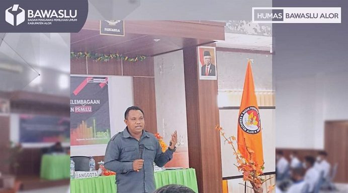 Bawaslu Alor Sosialisasi Pengawasan Pemilu Libatkan Pelajar SMA Koordinator Divisi (Kordiv) Sumber Daya Manusia dan Organisasi (SDM) Bawaslu Alor, Amirudin Bapang, S.Pt, sedang memaparkan materinya dengan topik: Tugas Fungsi dan Peran Bawaslu, pada kegiatan sosialisasi peran dan fungsi Bawaslu, Senin (8/11/2021) di Aula Kopdit Citra Hidup, Kalabahi. (Foto: Humas Bawaslu Alor).