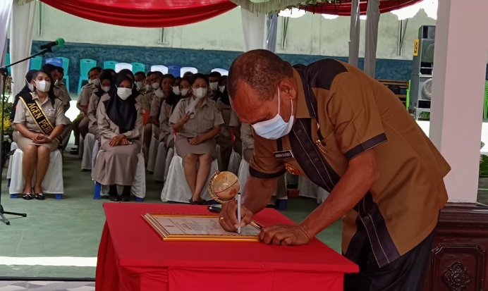 Bupati Alor Drs. Amon Djobo ikut menandatangani naskah deklasi pencanangan zona ingritas bebas KKN di kantor BPN Alor, Kamis (18/11).