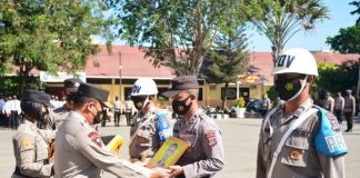 Pecatan Polisi Kasus Asusila ini Gugat Kapolda NTT di PTUN Kupang Kapolda NTT, Inspektur Jenderal Polisi Lotharia Latif gelar upacara luar biasa pemecatan anggotanya pada bulan September 2021 di Mapolda NTT. (Foto: Istimewa).
