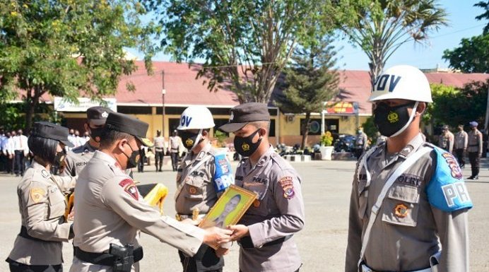 Pecatan Polisi Kasus Asusila ini Gugat Kapolda NTT di PTUN Kupang Kapolda NTT, Inspektur Jenderal Polisi Lotharia Latif gelar upacara luar biasa pemecatan anggotanya pada bulan September 2021 di Mapolda NTT. (Foto: Istimewa).
