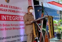 BPN Alor Deklarasi Pencanangan Zona Integritas Bebas KKN, Kepala BPN: Kita Sikat Mafia Tanah Kepala BPN Kabupaten Alor Jermias Haning, S.SiT , berpidato di acara deklarasi pencanangan zona integritas bebas KKN, Kamis (18/11) di depan kantor BPN Alor, Kompleks Daerah Lama, Kalabahi.