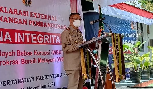 BPN Alor Deklarasi Pencanangan Zona Integritas Bebas KKN, Kepala BPN: Kita Sikat Mafia Tanah Kepala BPN Kabupaten Alor Jermias Haning, S.SiT , berpidato di acara deklarasi pencanangan zona integritas bebas KKN, Kamis (18/11) di depan kantor BPN Alor, Kompleks Daerah Lama, Kalabahi.