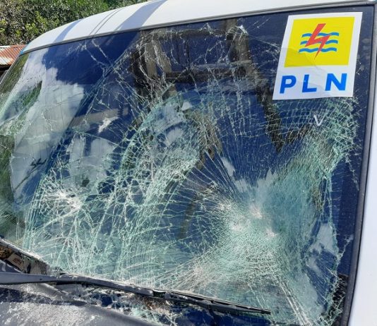 Warga Merusak Mobil PLN Alor Gegara Kesal Listrik Padam Melulu Jelang Natal Mobil operasional ULP PLN Cabang Alor yang diduga dirusak oknum warga Desa Petleng pada Selasa (9/11) gara-gara listrik sering padam tanpa ada pemberitahuan.