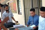 Soal PAW Anggota DPRD Alor: Pimpinan DPRD Menanti Surat PKS, PKS Malah Pecat Kader Kandidat PAW Foto: Marjuki Kalake (ujung kanan) di dampingi pengacaranya Wawan Abdullah, melaporkan Ketua PKS Alor Mubarak Abdullah cs ke Polres Alor pada Jumat, (19/11/21) atas dugaan tindak pidana fitnah dan pencemaran nama baik pasca dia dipecat dari PKS. (Sumber: WartaAlor.com).