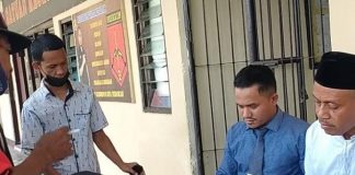 Soal PAW Anggota DPRD Alor: Pimpinan DPRD Menanti Surat PKS, PKS Malah Pecat Kader Kandidat PAW Foto: Marjuki Kalake (ujung kanan) di dampingi pengacaranya Wawan Abdullah, melaporkan Ketua PKS Alor Mubarak Abdullah cs ke Polres Alor pada Jumat, (19/11/21) atas dugaan tindak pidana fitnah dan pencemaran nama baik pasca dia dipecat dari PKS. (Sumber: WartaAlor.com).