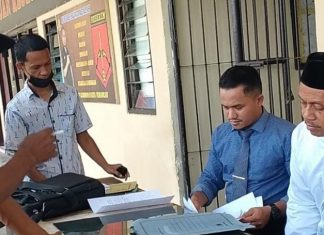 Soal PAW Anggota DPRD Alor: Pimpinan DPRD Menanti Surat PKS, PKS Malah Pecat Kader Kandidat PAW Foto: Marjuki Kalake (ujung kanan) di dampingi pengacaranya Wawan Abdullah, melaporkan Ketua PKS Alor Mubarak Abdullah cs ke Polres Alor pada Jumat, (19/11/21) atas dugaan tindak pidana fitnah dan pencemaran nama baik pasca dia dipecat dari PKS. (Sumber: WartaAlor.com).