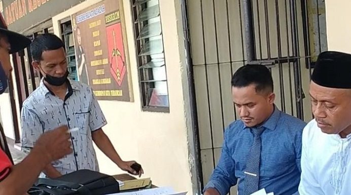 Soal PAW Anggota DPRD Alor: Pimpinan DPRD Menanti Surat PKS, PKS Malah Pecat Kader Kandidat PAW Foto: Marjuki Kalake (ujung kanan) di dampingi pengacaranya Wawan Abdullah, melaporkan Ketua PKS Alor Mubarak Abdullah cs ke Polres Alor pada Jumat, (19/11/21) atas dugaan tindak pidana fitnah dan pencemaran nama baik pasca dia dipecat dari PKS. (Sumber: WartaAlor.com).