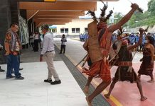 Tiba di Alor Ikut Wisuda UNTRIB, Kepala LLDIKTI XV NTT Disambut Tarian Adat Kepala LLDIKTI XV NTT Prof. Mangadas dan rombongan disambut Rektor Untrib Alvons Gorang, Ketua Yayasan Tribuana Alor Permenas Lamma Koly, pejabat Rektorat dan pejabat Yayasan di Bandara Mali.