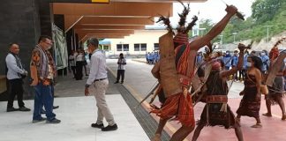 Tiba di Alor Ikut Wisuda UNTRIB, Kepala LLDIKTI XV NTT Disambut Tarian Adat Kepala LLDIKTI XV NTT Prof. Mangadas dan rombongan disambut Rektor Untrib Alvons Gorang, Ketua Yayasan Tribuana Alor Permenas Lamma Koly, pejabat Rektorat dan pejabat Yayasan di Bandara Mali.