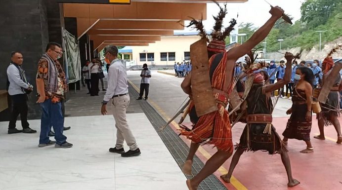 Tiba di Alor Ikut Wisuda UNTRIB, Kepala LLDIKTI XV NTT Disambut Tarian Adat Kepala LLDIKTI XV NTT Prof. Mangadas dan rombongan disambut Rektor Untrib Alvons Gorang, Ketua Yayasan Tribuana Alor Permenas Lamma Koly, pejabat Rektorat dan pejabat Yayasan di Bandara Mali.